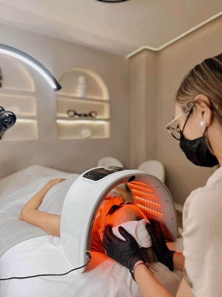 Tratamiento facial en la sala Wellness